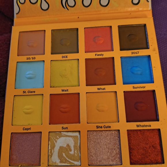 Eyeshadow Palette with Purple and Gold Shades - Picture 15 of 15